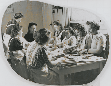 876619 Portret van een groepje zelatrices die samen met Zuster Christina Schilderman (?) tijdschriften 'De Stad Gods' ...